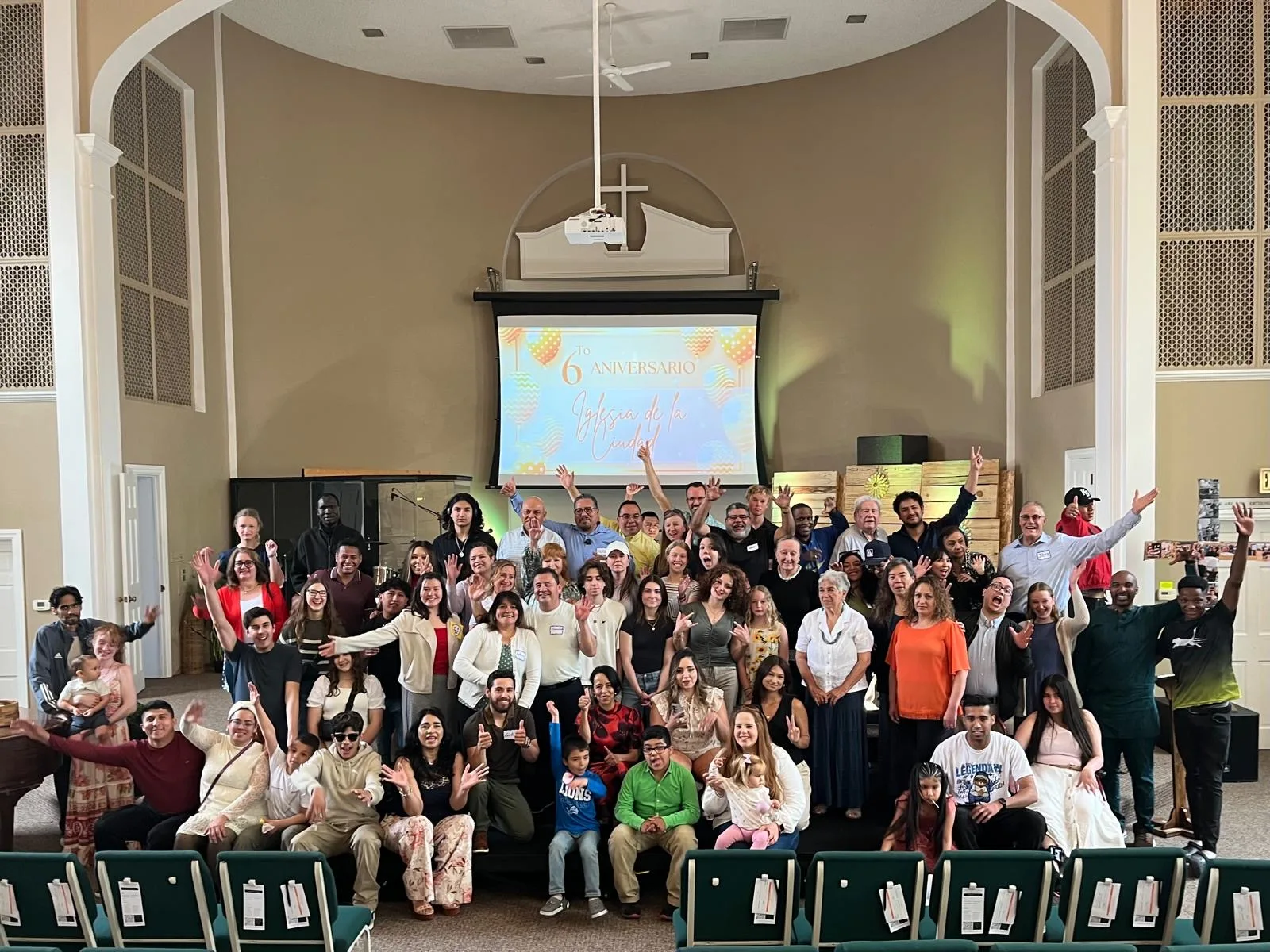 Familia de Fuente de Vida celebrando su aniversario