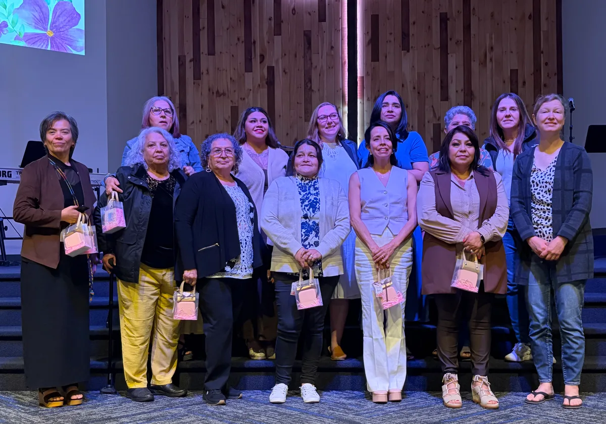 Mujeres del ministerio Dorcas reunidas