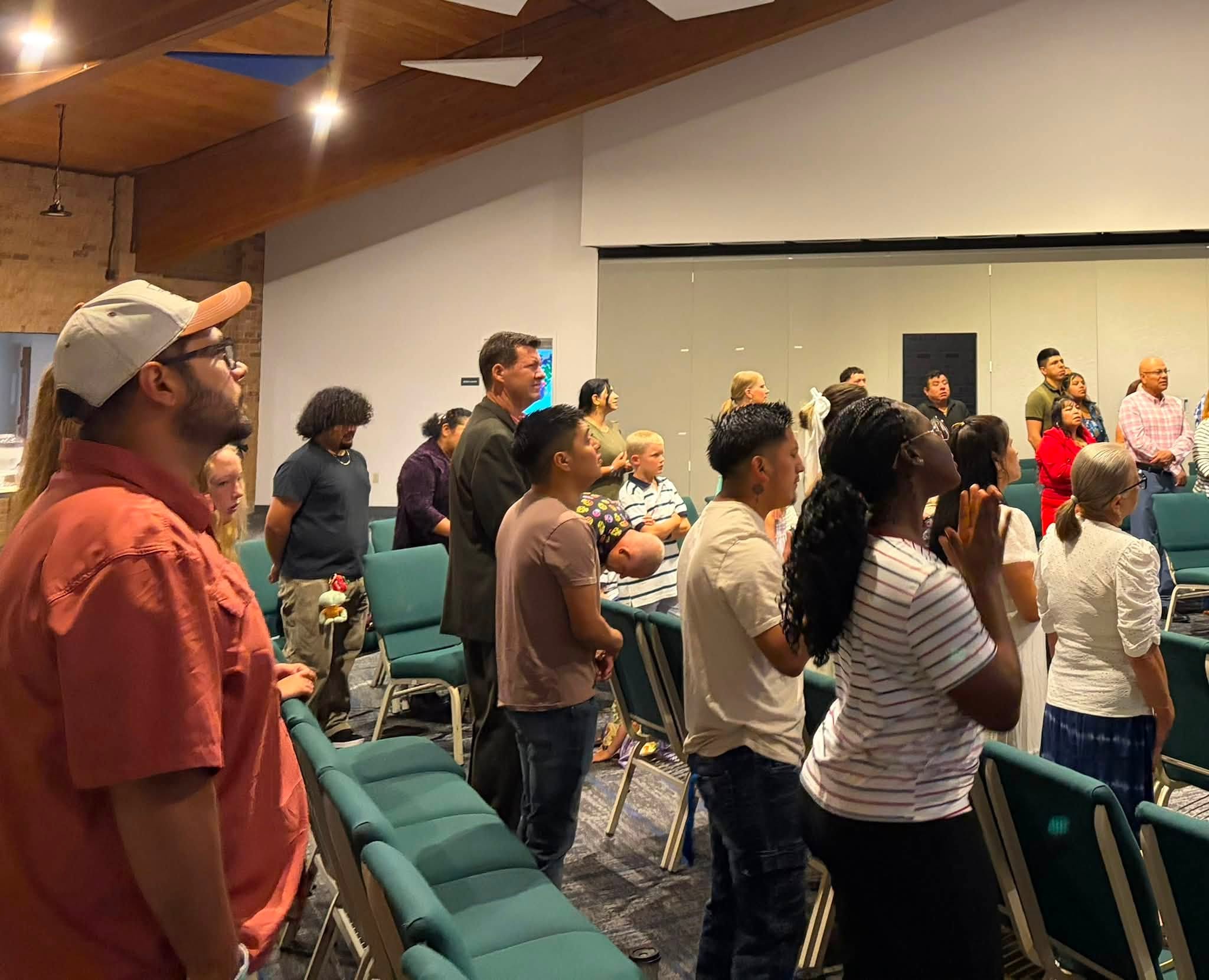 Congregación reunida en adoración