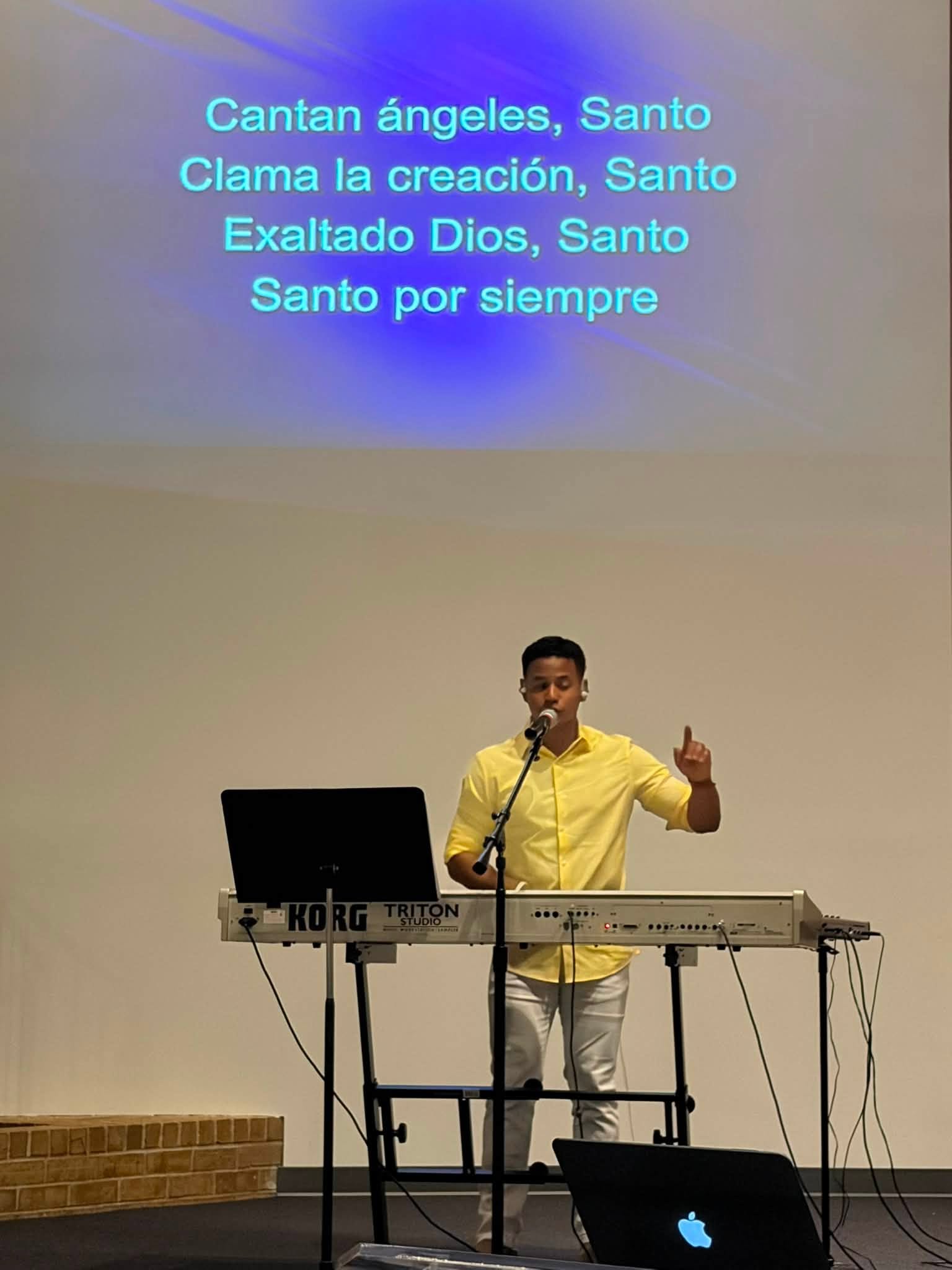 Músico dirigiendo la adoración