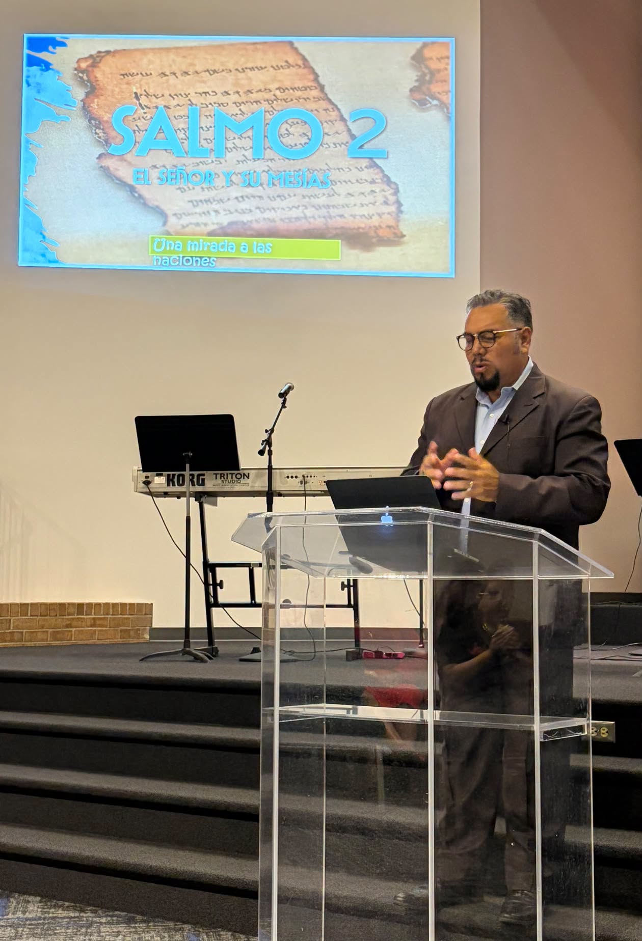 Pastor enseñando de los Salmos