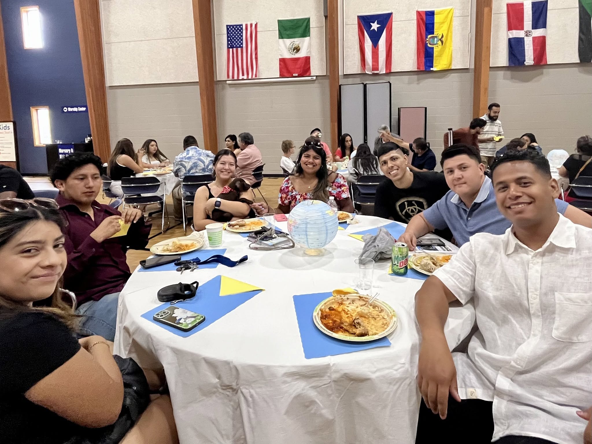 Amigos de la iglesia compartiendo una comida