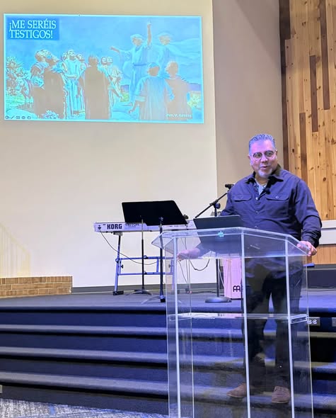 Pastor Víctor compartiendo el mensaje